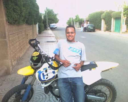 là c mon cousin ayoub il est tres bogosse etil est styler